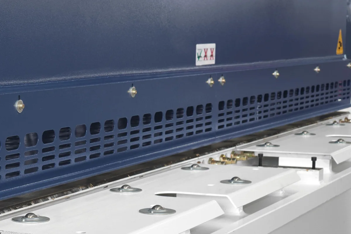 Swing beam shearing machine ball integrated front tables