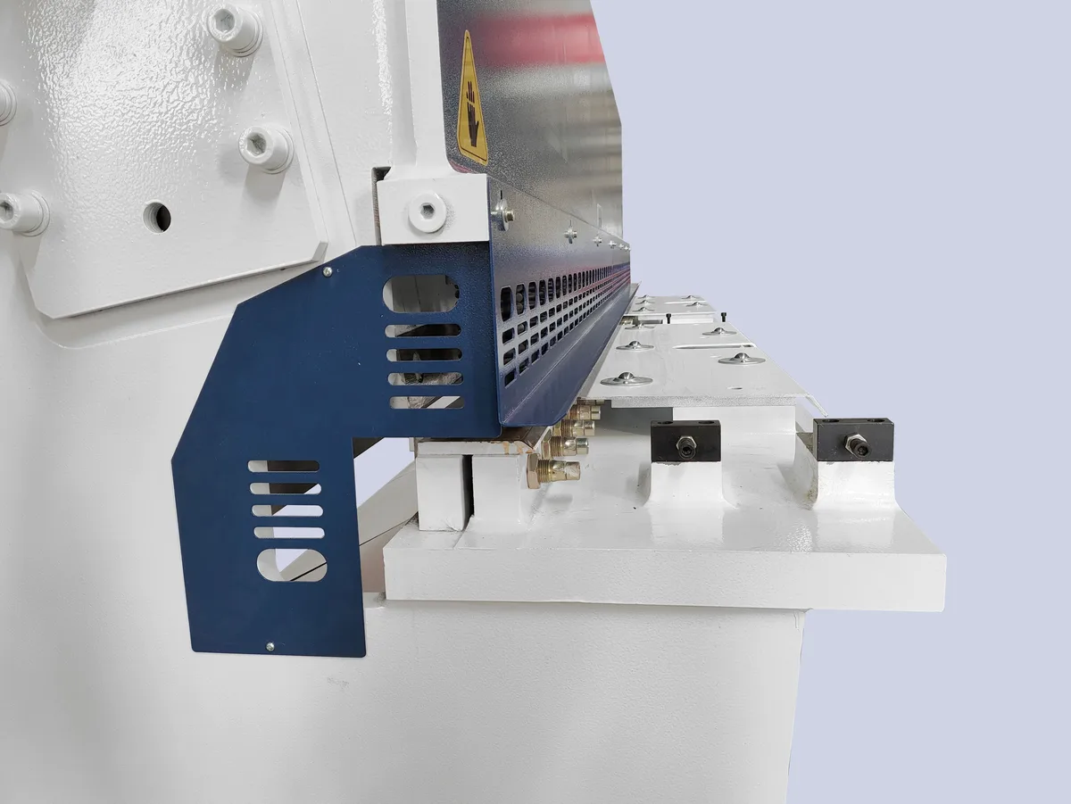 Swing beam shearing machine feeding port