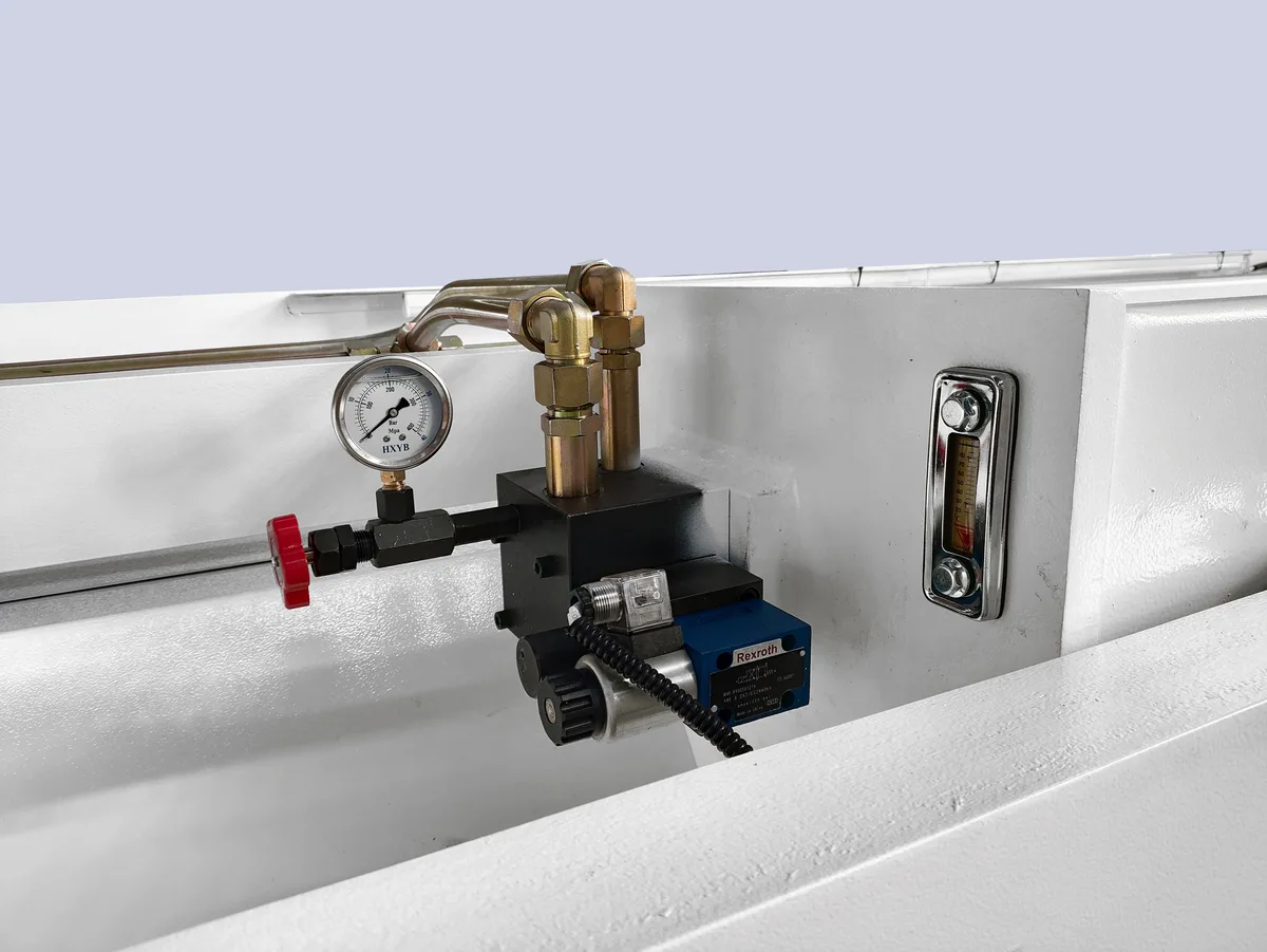 Swing beam shearing machine hydraulic valve
