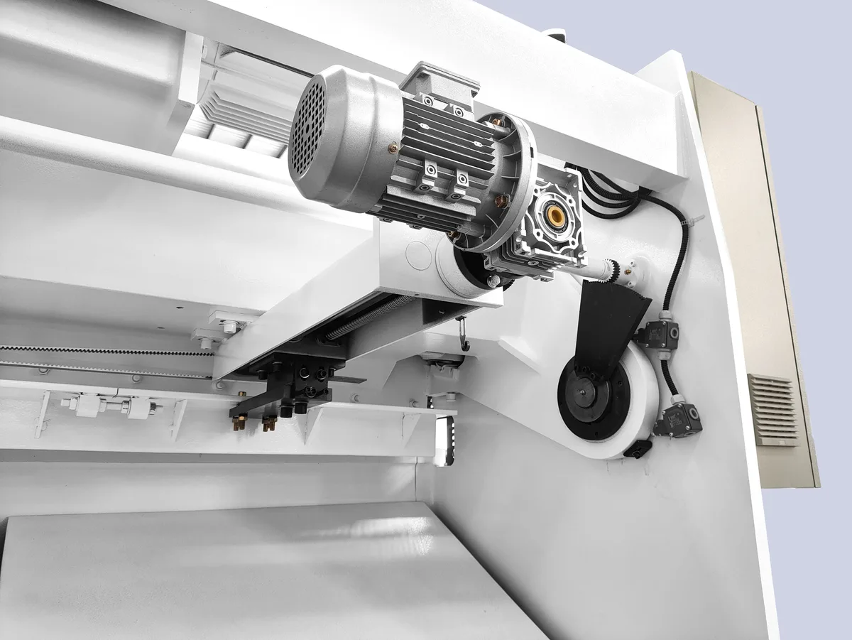 Swing beam shearing machine motorized back gauge drive