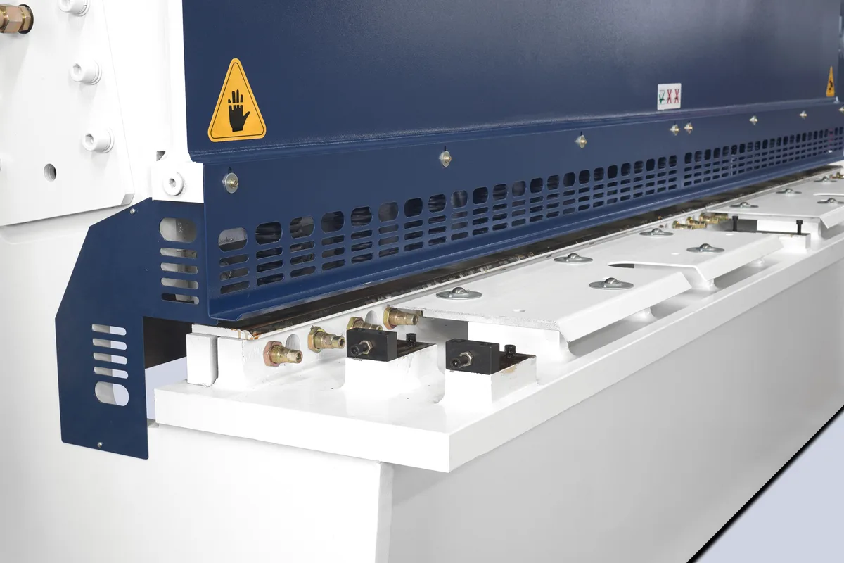 Swing beam shearing machine outlook
