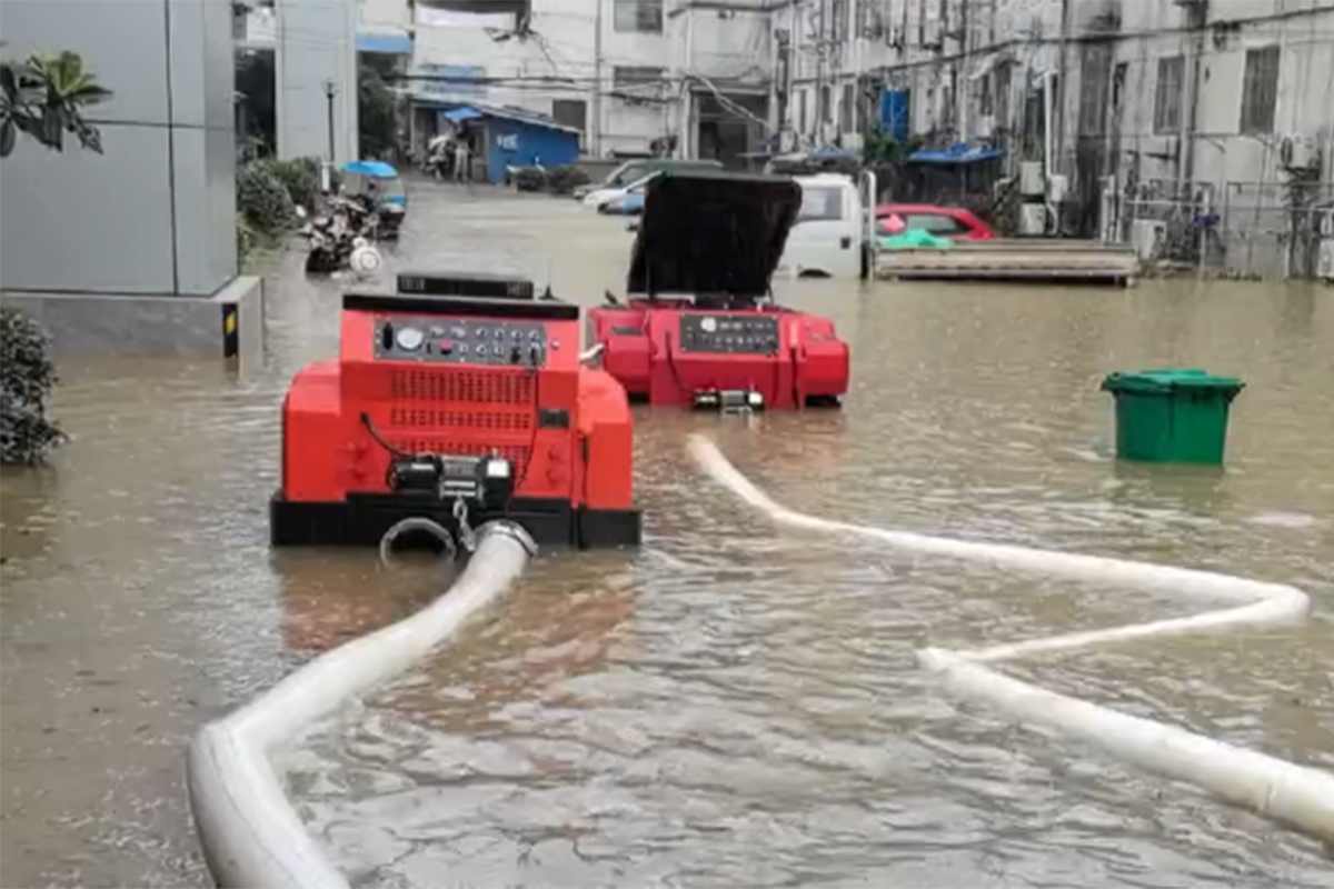 Intelligent drainage robots for flood control and drainage