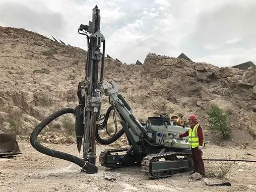 RIG PENGEBORAN SWMC SWDS 90A DI LOKASI KONSTRUKSI PROVINSI SHANDONG, CINA.