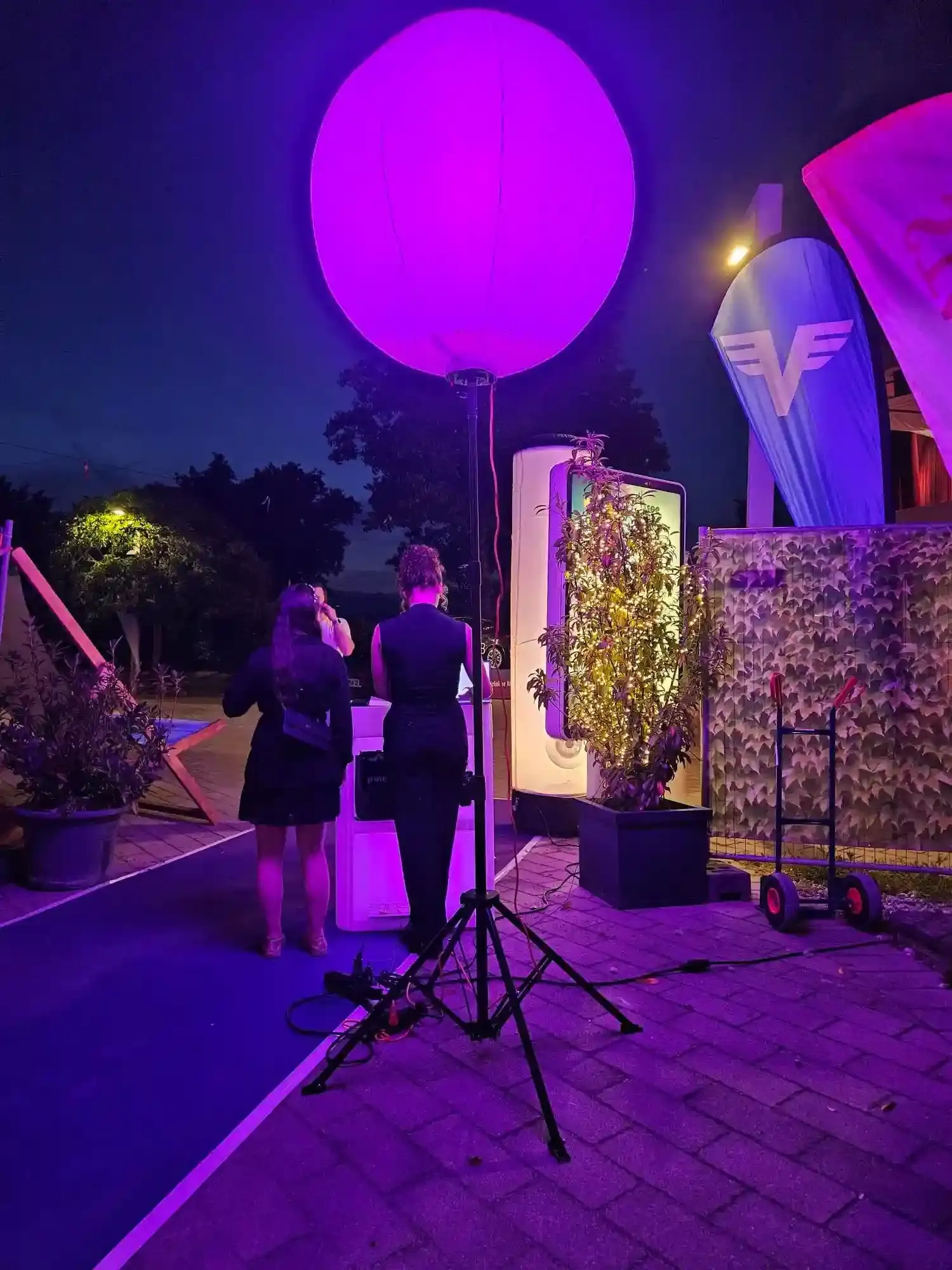 Torre de iluminación LED con globos antideslumbrantes para fiestas sociales