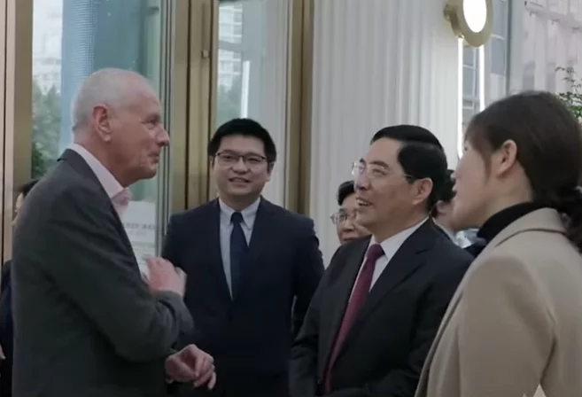 H.E. Mr. Stephen Ellison, British Consul-General in Chongqing, and his delegation visited ShinRong Plastic Surgery Hospital for an official exchange.