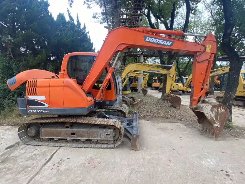 Escavadeira Doosan DX75 usada