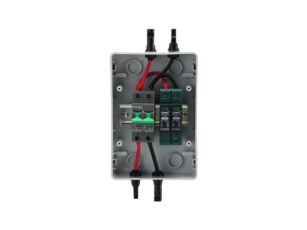 600V 1-in-1-out solar PV combiner box internal view – surge protection device (SPD), DC circuit breakers, input/output terminals, and grounding bus bar for safe solar string connection