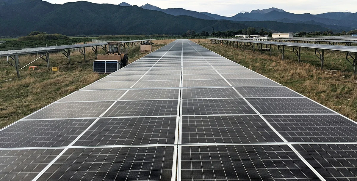 Commercial solar panels installation – Solvic Power rooftop PV system for retail shops, offices and small businesses – solar energy cost savings