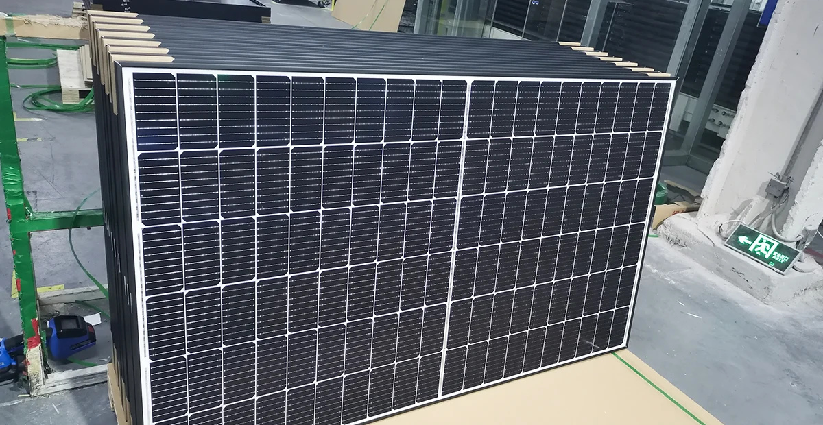 Solar panel pallet arrangement, neatly arranged PV modules on pallet showing uniform stacking and alignment