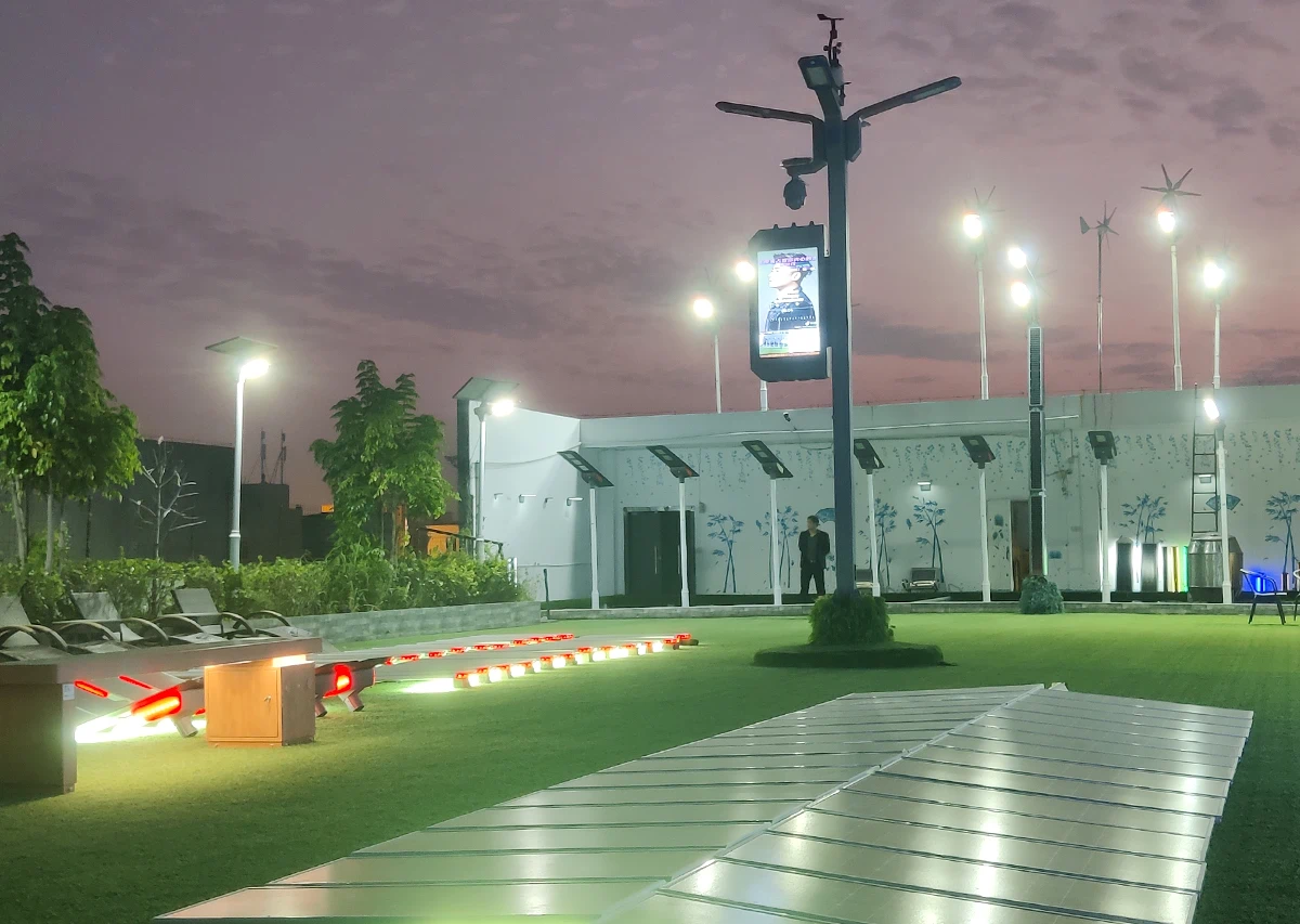 Street light factory testing scene, LED solar street lights undergoing illumination and durability test at production facility