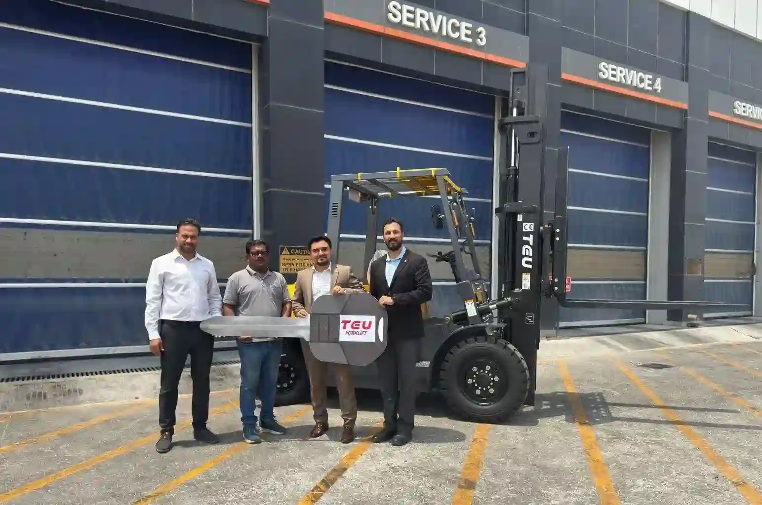 First TEU Forklift Handover In Qatar ！