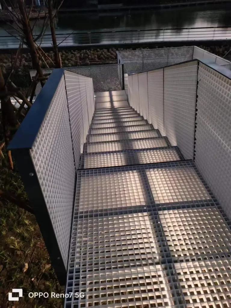 Gehwegzaun aus Fiberglas mit geformtem Gitter