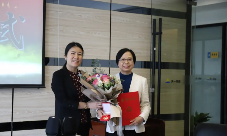 Well-deserved! Warm congratulations to Huang Lixin, the chairman of Tianyi Welding, for being awarded the title of “Hunan Province’s March 8th Red Flag Model”!