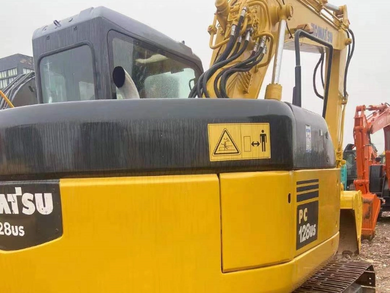 ESCAVADEIRA USADA KOMATSU PC128