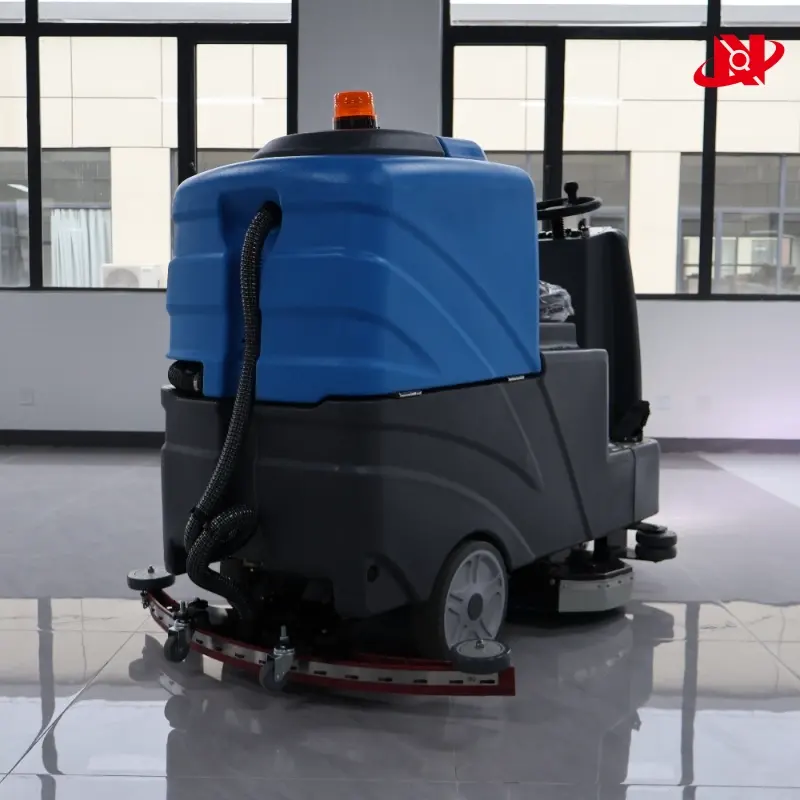 Flexible steering and good handling: The floor washer has a flexible steering system that allows the operator to drive freely in a variety of complex site environments, easily shuttling between tables, chairs, shelves, and equipment, ensuring the cleaning of all corners and narrow passages.