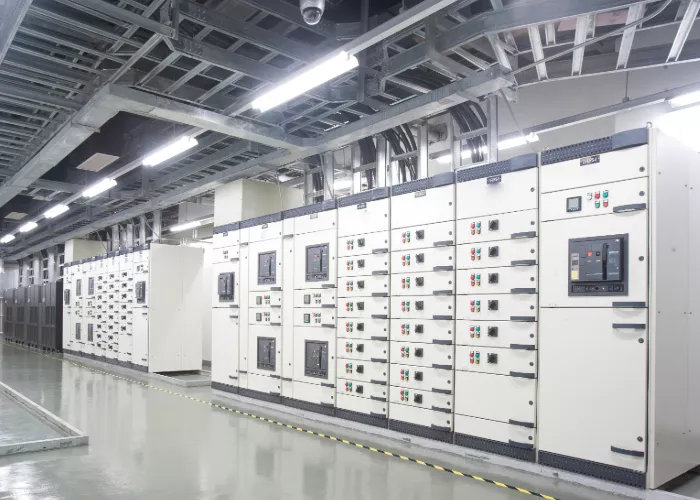 Modular vs. Unibody Enclosures: Why Flexibility is the Key to Industry 4.5 in 2025