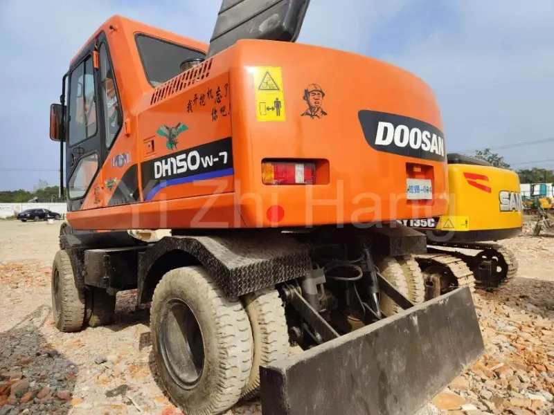 Большой гусеничный автомобиль Doosan DH150