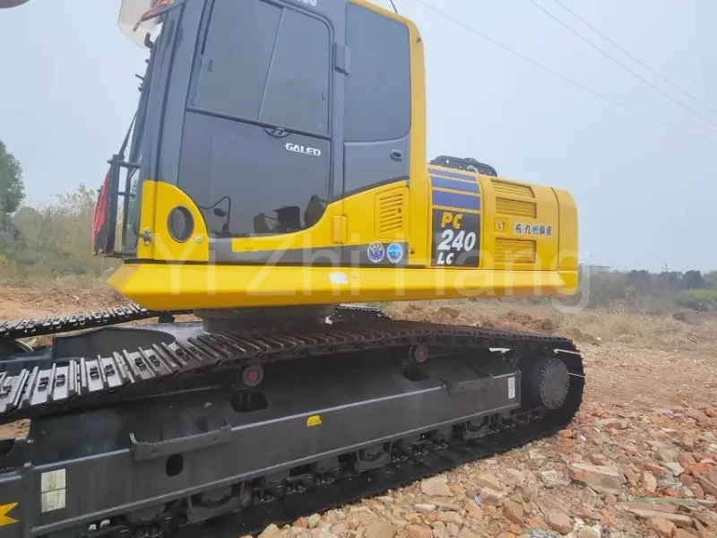 KOMATSU 240-8 Гусеничный экскаватор б/у