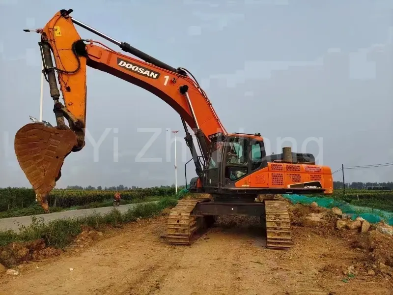 High quality second hand DX520 crawler excavator