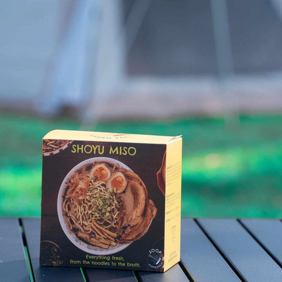 Envases de comida para ensaladas con caja de papel biodegradable.