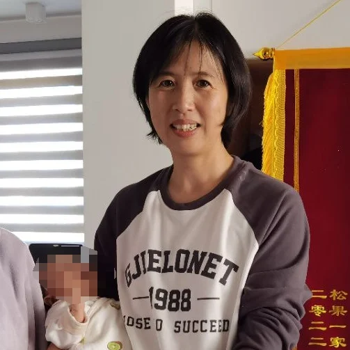 Le visa australien fait l'éloge de la nounou de confinement Tante Li