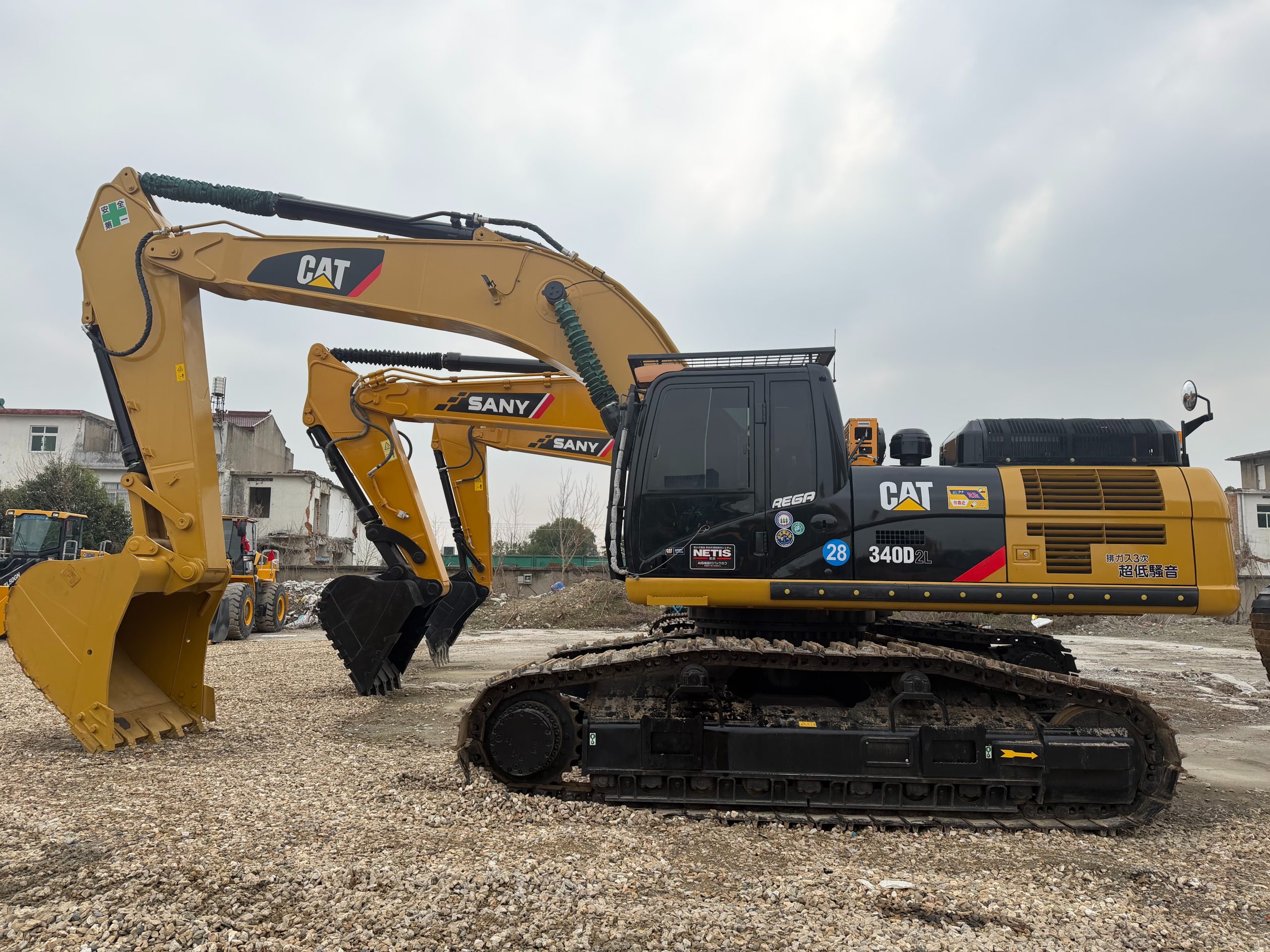 حفارة هيدروليكية مستعملة من طراز كاتربيلر 340D2l بحالة جيدة للبيع