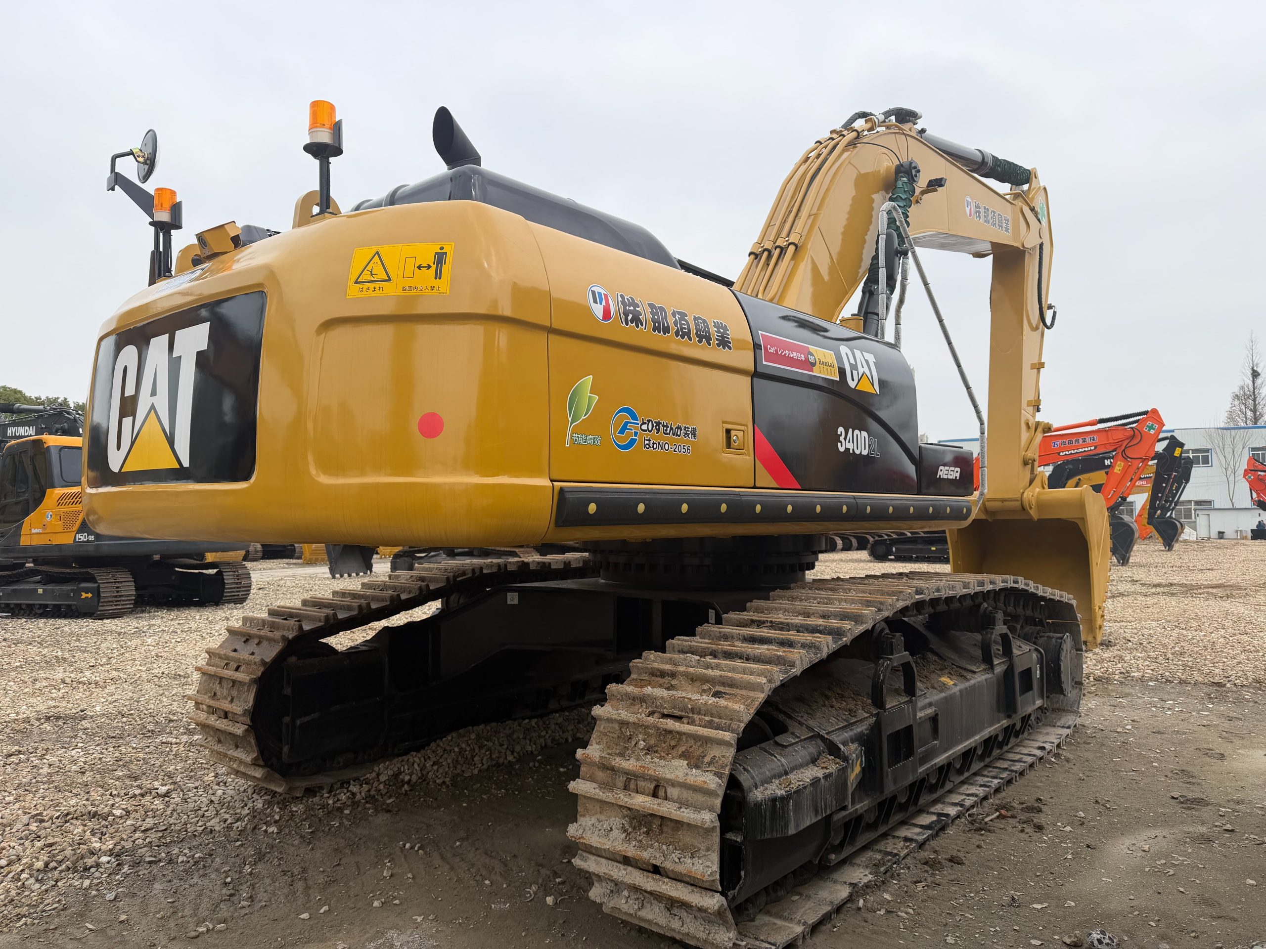 حفارة هيدروليكية مستعملة من طراز كاتربيلر 340D2l بحالة جيدة للبيع