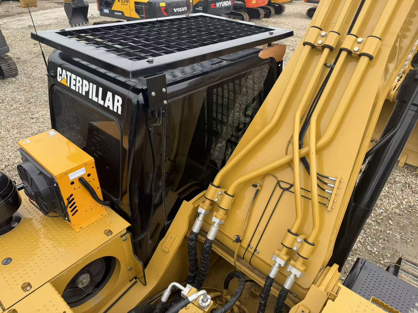 حفارة هيدروليكية مستعملة من طراز كاتربيلر 340D2l بحالة جيدة للبيع