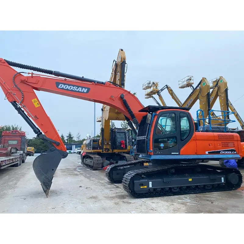 Máquina de construcción Doosan DX300LCA usada en su estado original.