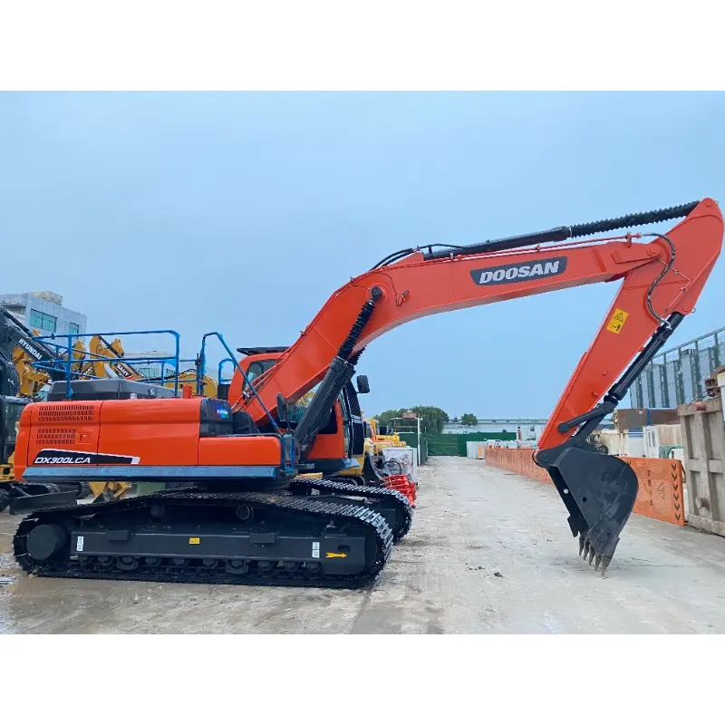 Máquina de construcción Doosan DX300LCA usada en su estado original.