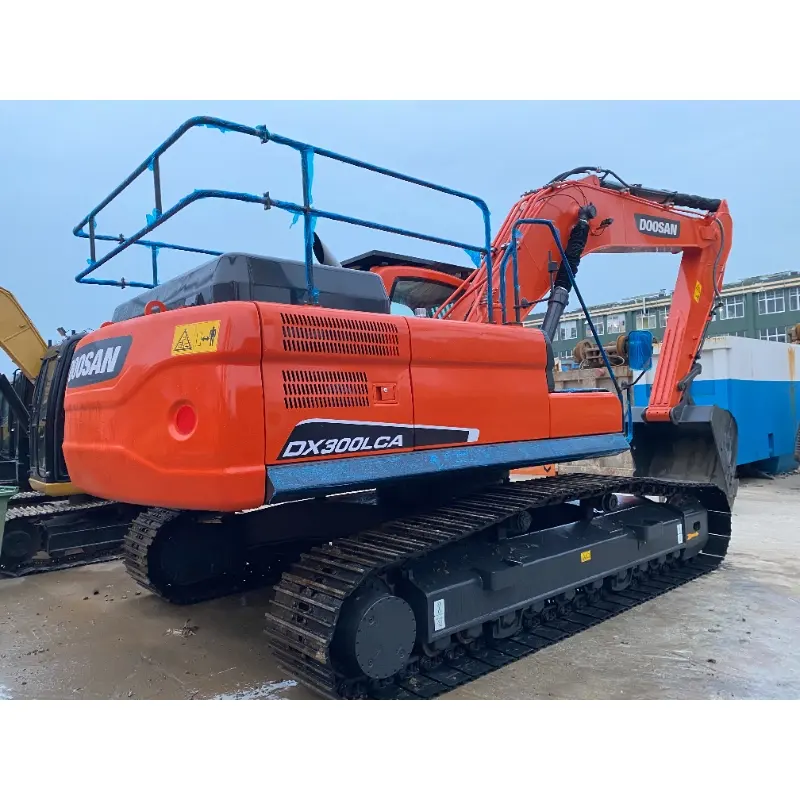 Máquina de construcción Doosan DX300LCA usada en su estado original.