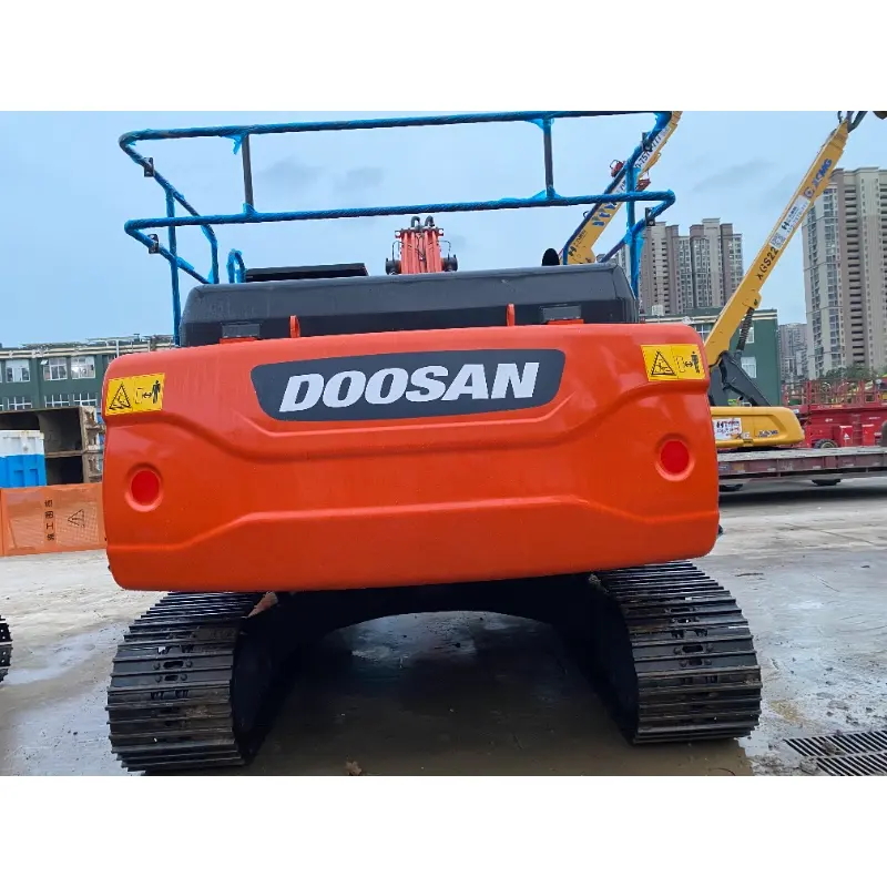 Máquina de construcción Doosan DX300LCA usada en su estado original.