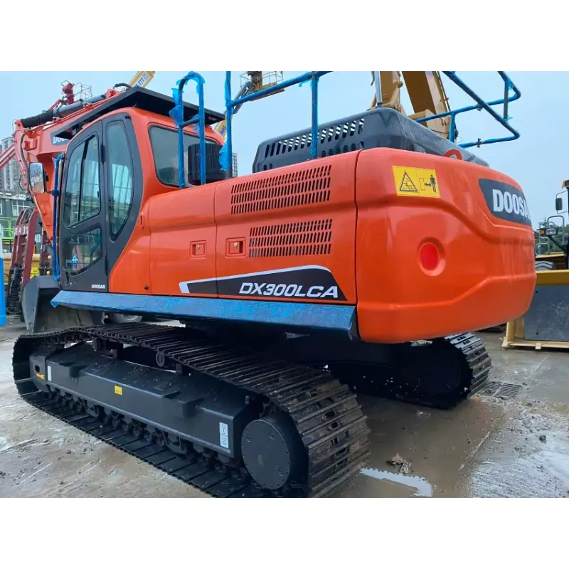Máquina de construcción Doosan DX300LCA usada en su estado original.