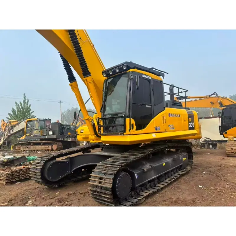 Оригинальный подержанный экскаватор Komatsu PC300 и мощный двигатель.