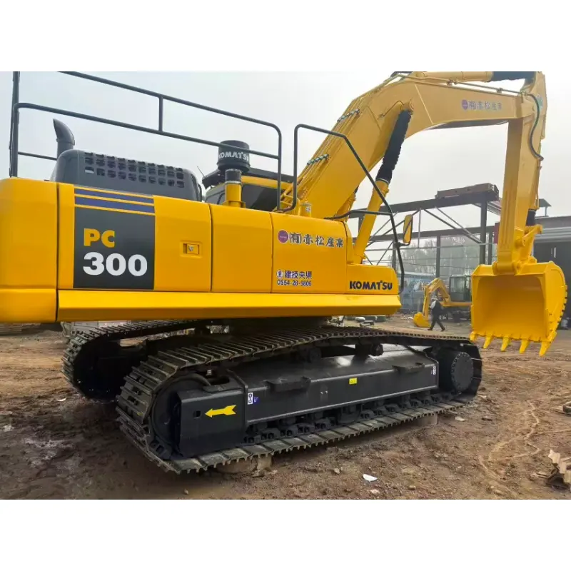 Оригинальный подержанный экскаватор Komatsu PC300 и мощный двигатель.