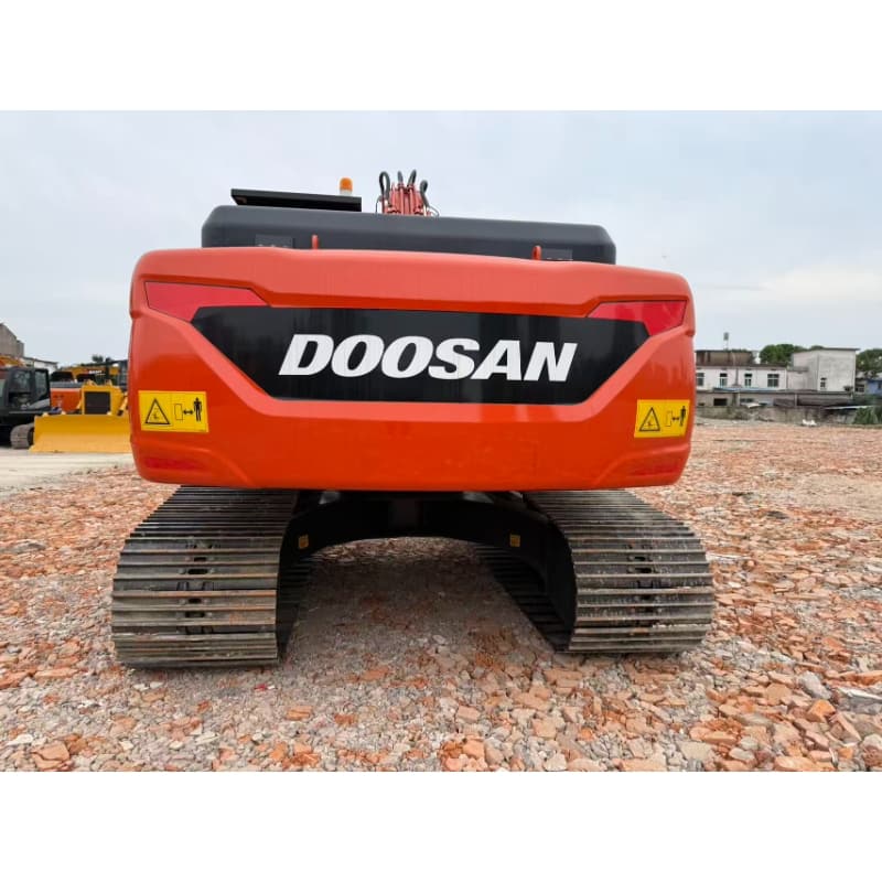Escavadeira de esteiras Doosan 225LCA usada, modelo 90%, em ótimo estado.