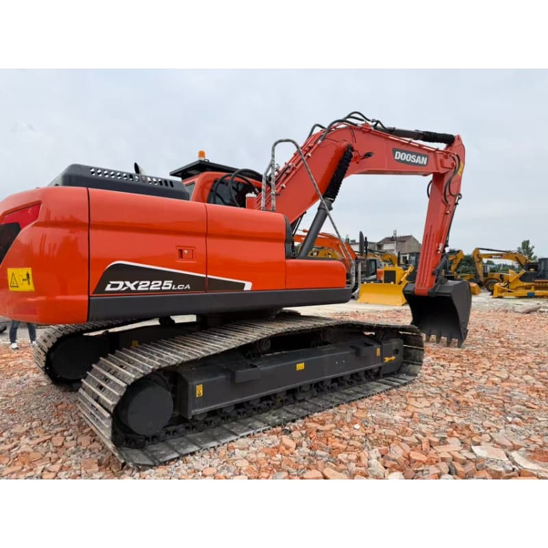 Escavadeira de esteiras Doosan 225LCA usada, modelo 90%, em ótimo estado.