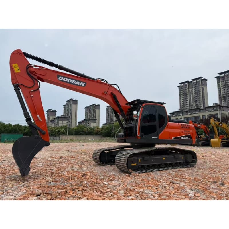 Escavadeira de esteiras Doosan 225LCA usada, modelo 90%, em ótimo estado.