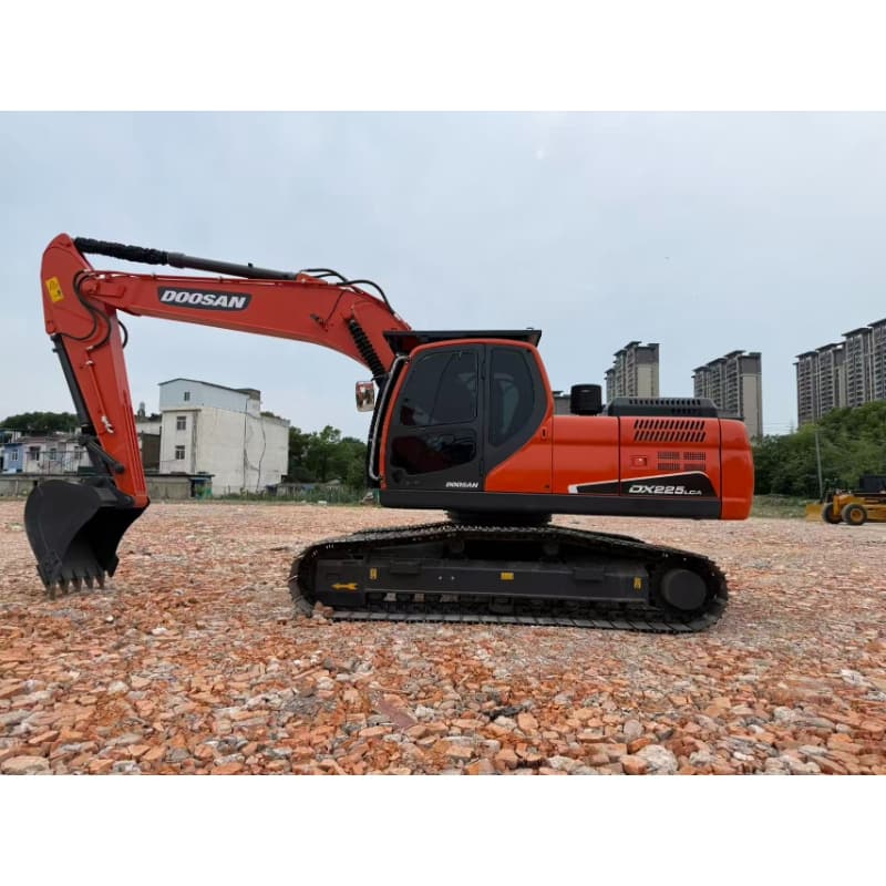 Escavadeira de esteiras Doosan 225LCA usada, modelo 90%, em ótimo estado.