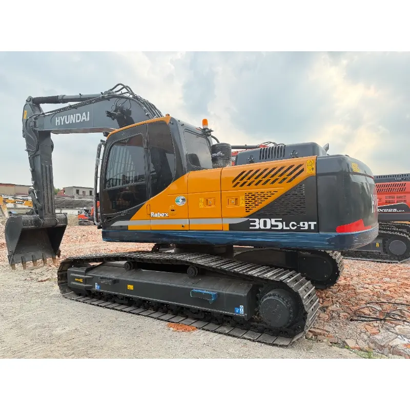 Excavadora Hyundai 305LC-9T usada, modelo 90%, en estado original, con pocas horas de uso.
