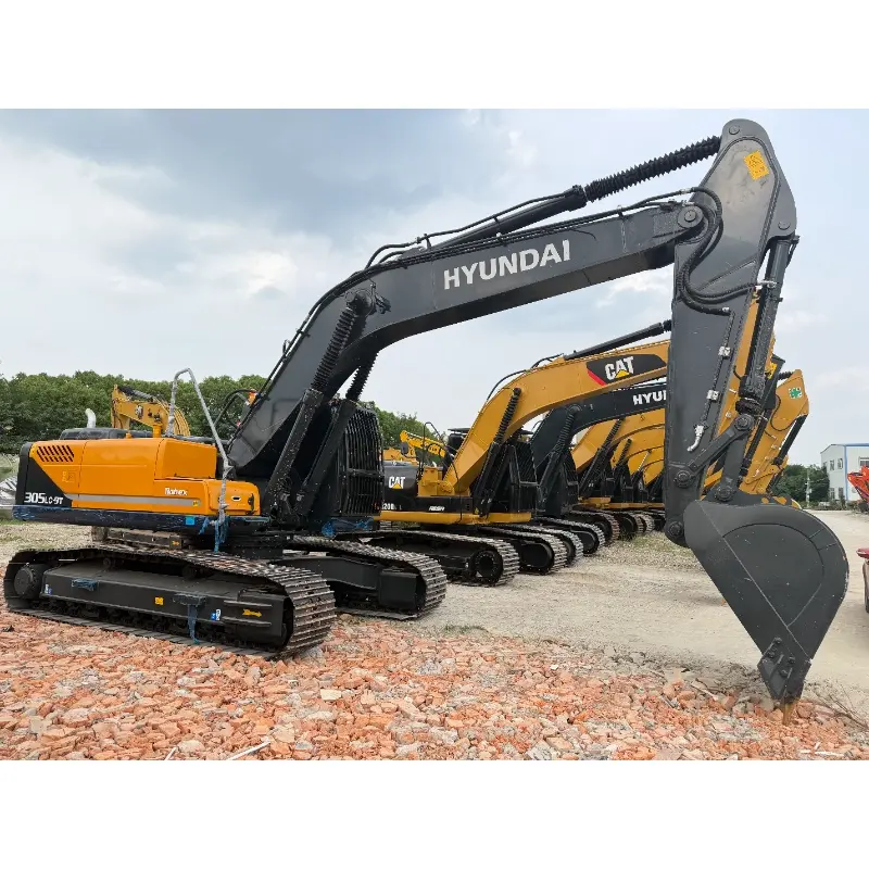 Excavadora Hyundai 305LC-9T usada, modelo 90%, en estado original, con pocas horas de uso.