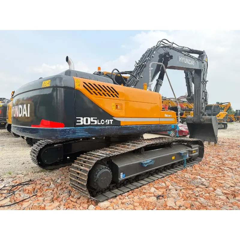 Excavadora Hyundai 305LC-9T usada, modelo 90%, en estado original, con pocas horas de uso.