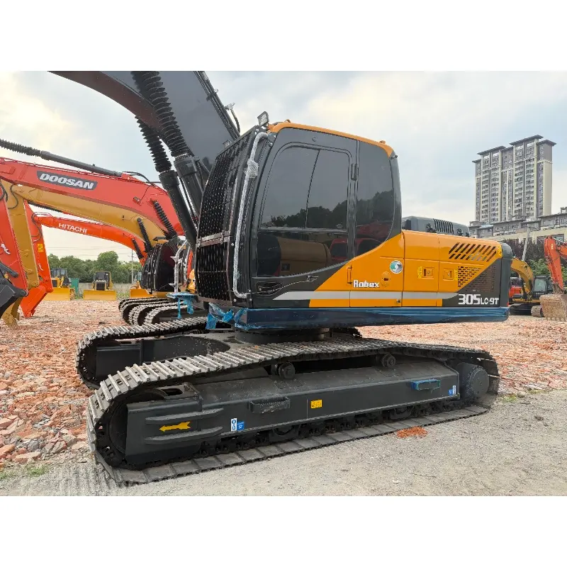 Excavadora Hyundai 305LC-9T usada, modelo 90%, en estado original, con pocas horas de uso.