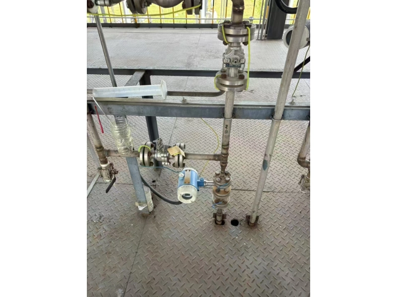 Why is a turbine flowmeter specifically used for measuring low-viscosity, clean media