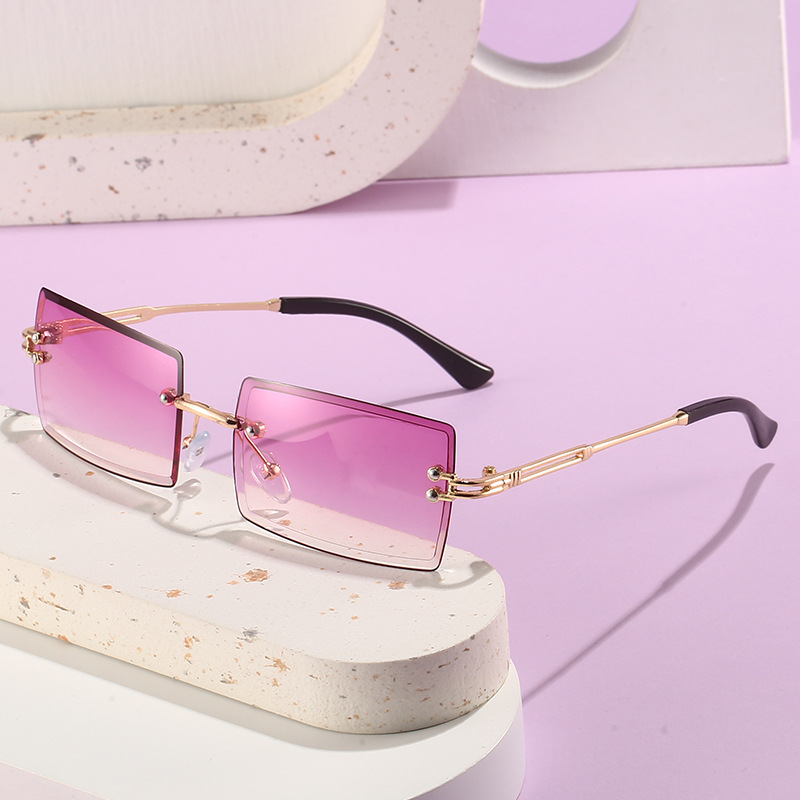 نظارات شمسية نسائية عصرية