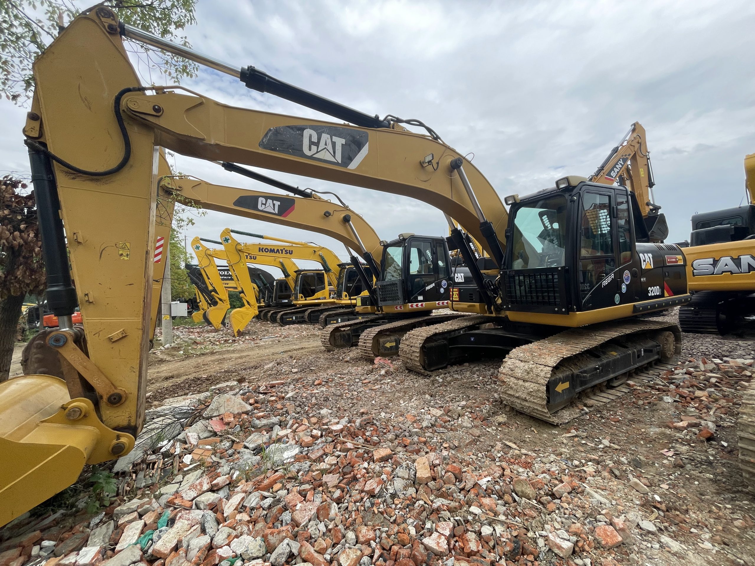 Excavadora hidráulica Caterpillar Cat 320D usada