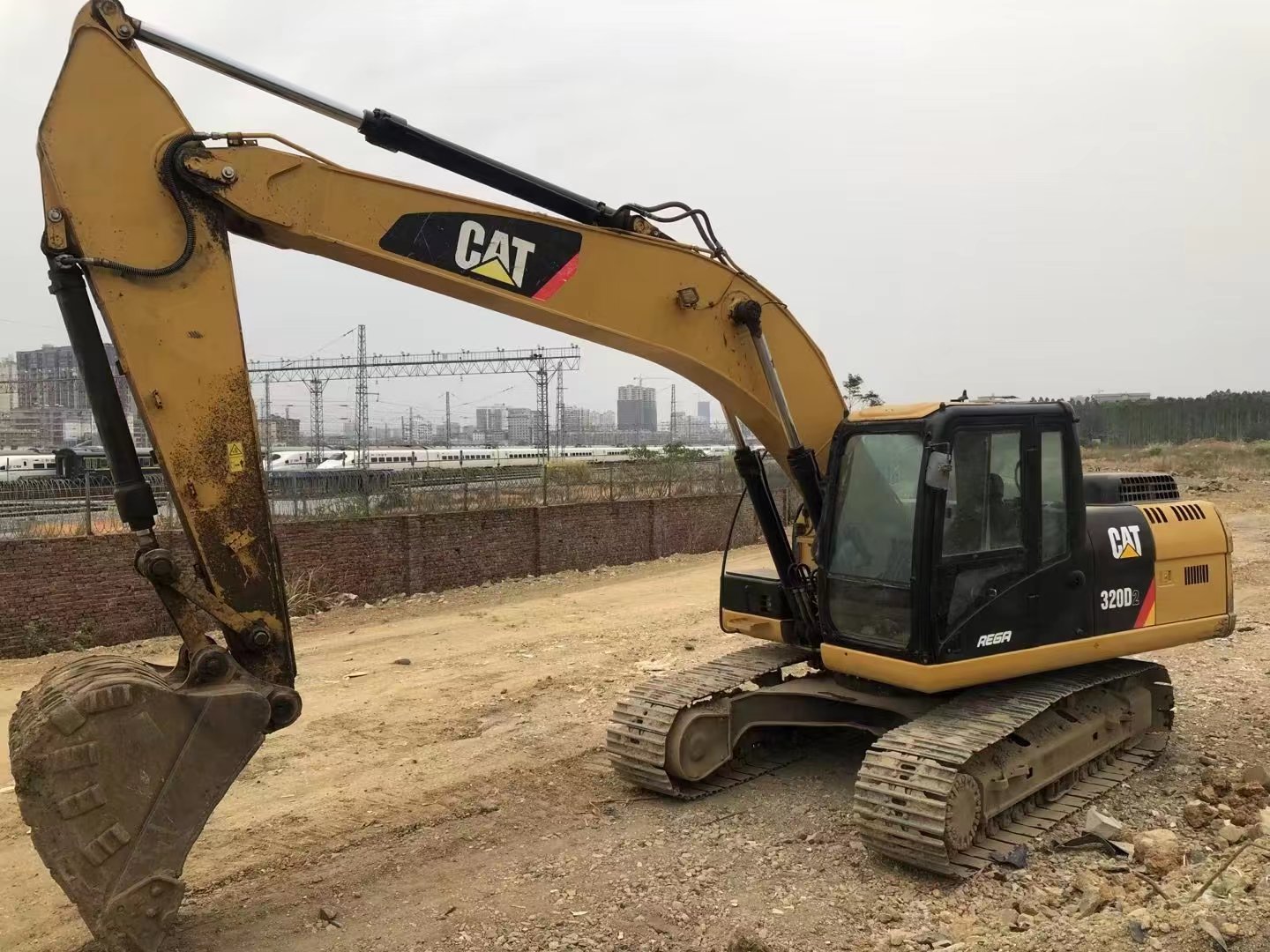 Excavadora hidráulica Cat320D2 usada a precio barato