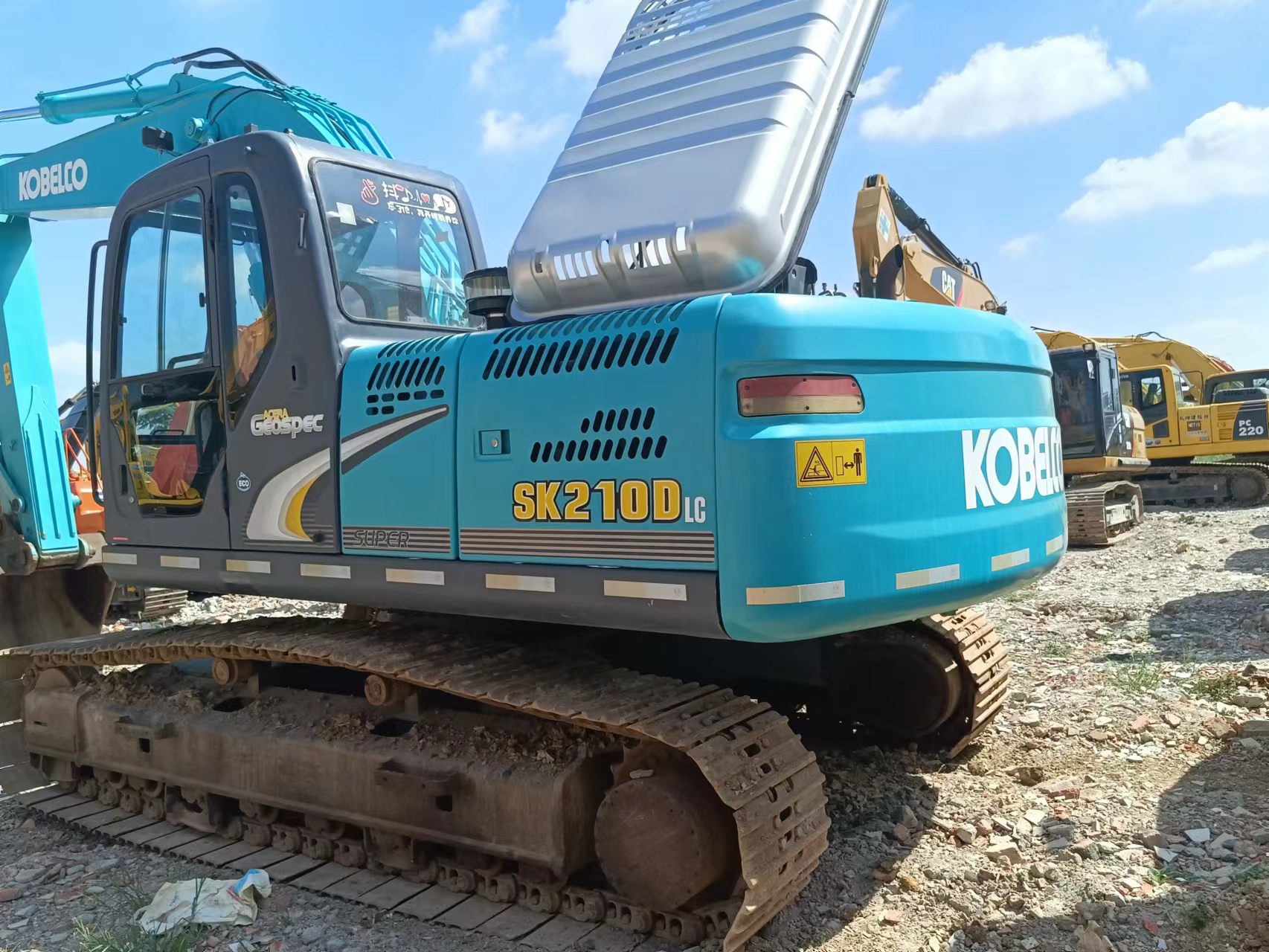 تستخدم حفارة هيدروليكية مجنزرة Kobelco SK210D رخيصة