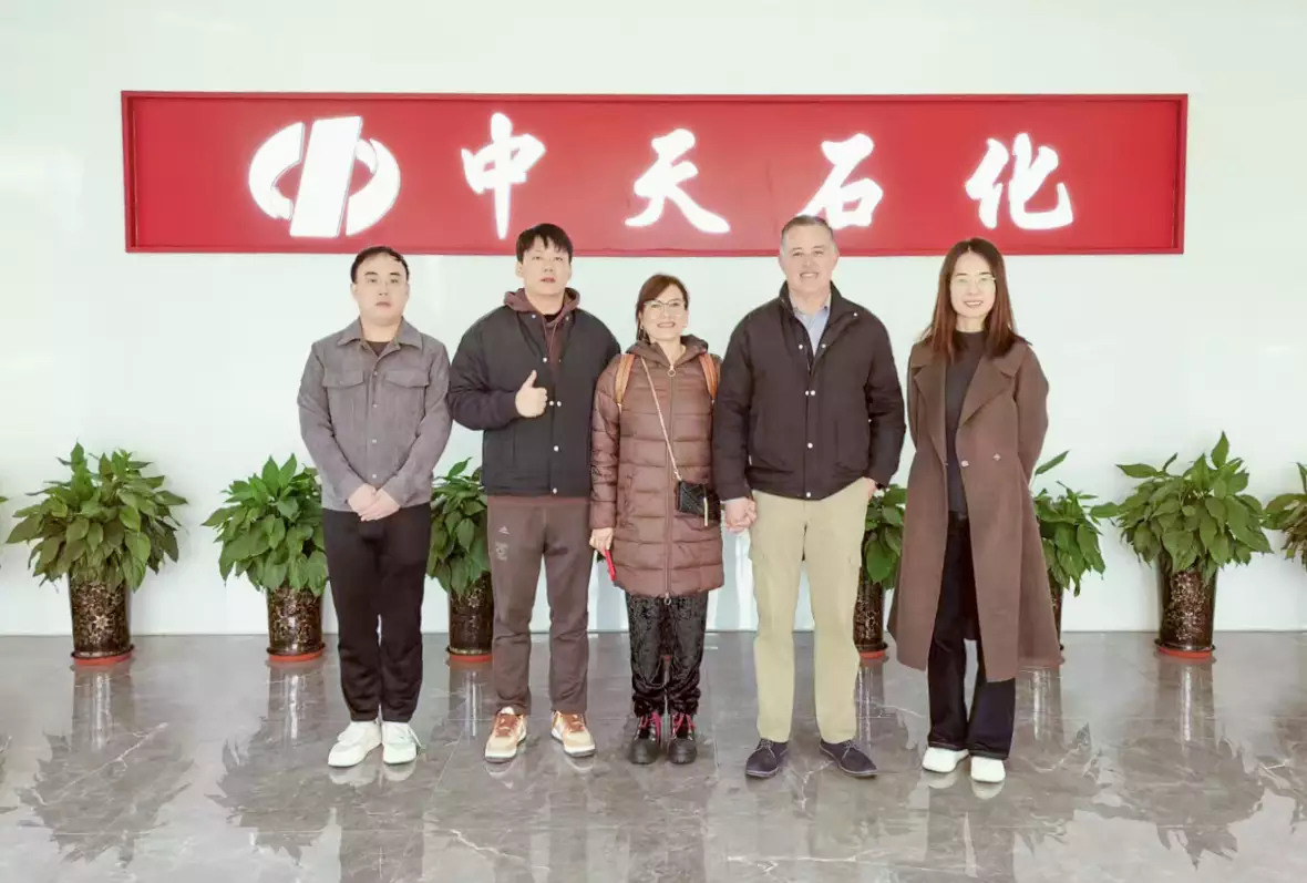 شركة تعبئة وتغليف إكوادورية تزور مدينة تشونغتيان لمناقشة توريد زيوت المحركات