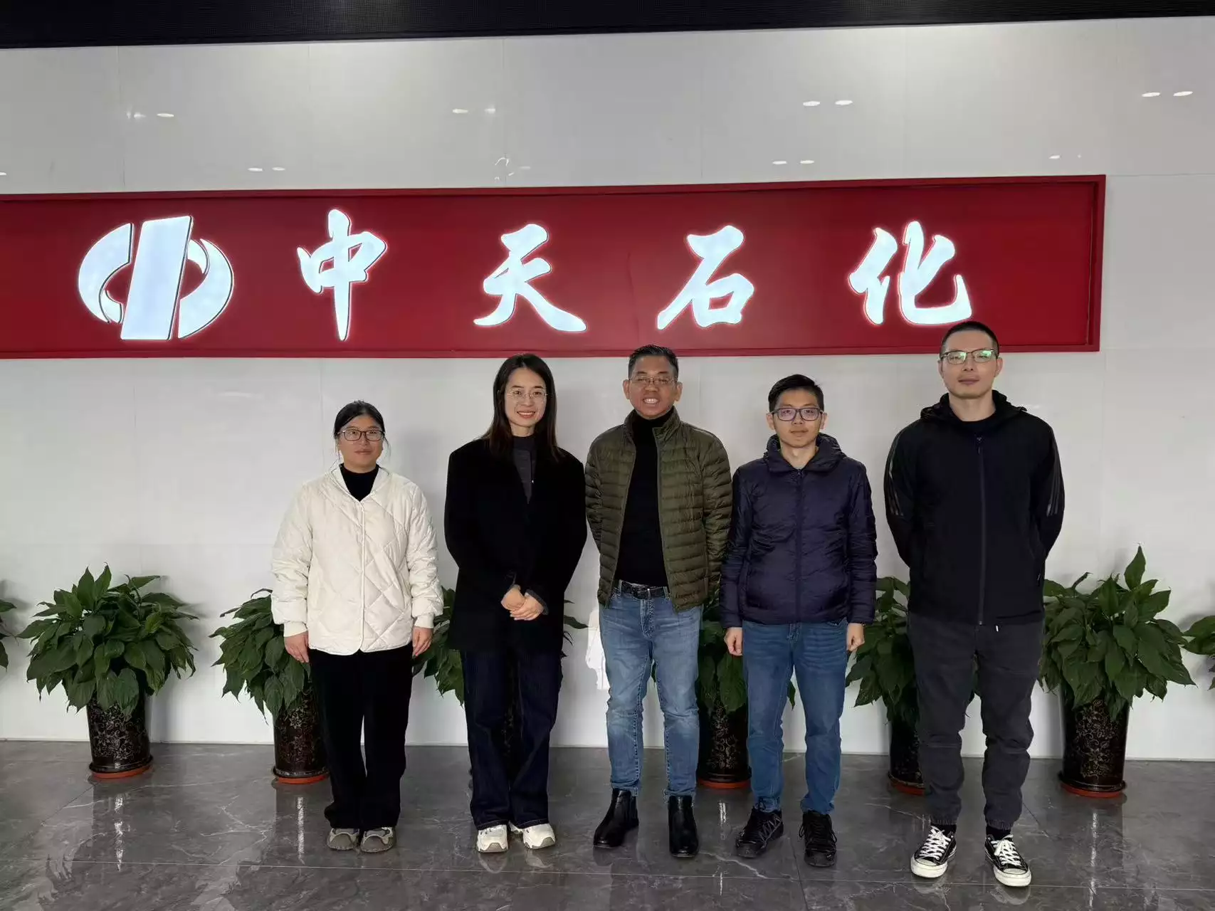 تاجر زيوت تشحيم ماليزي يُقيّم عينات من سائل ناقل الحركة والزيت الهيدروليكي